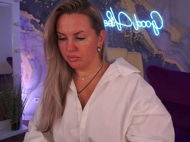 KiraCandyS online show from August 7, 8:20 pm