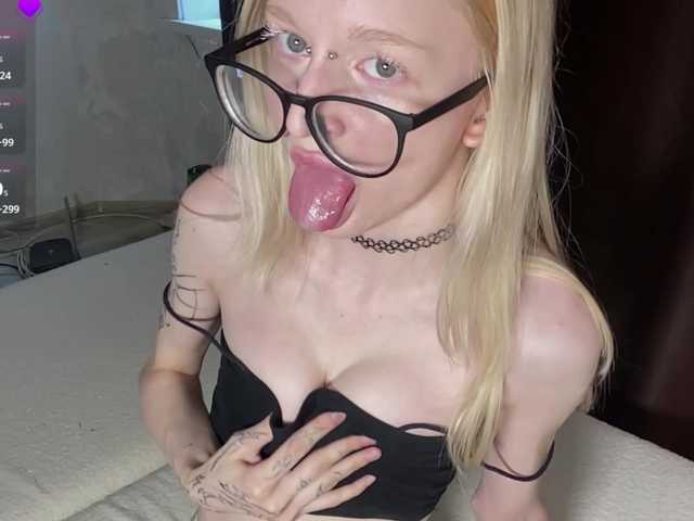 KiraSweet online show from August 12, 8:27 am