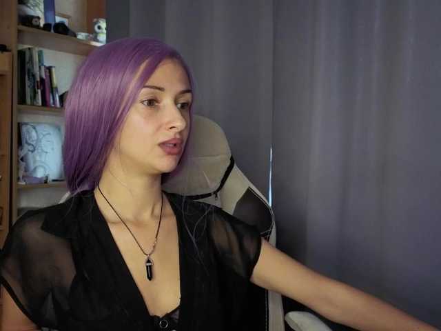 KiraWhite online show from August 18, 9:37 am