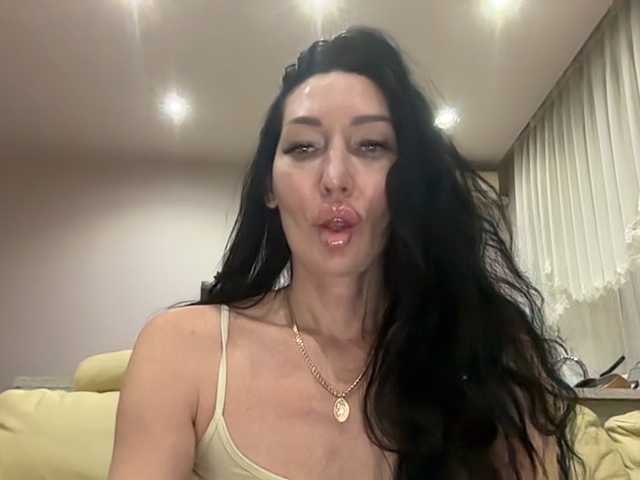 KorolevaQween000 online show from August 3, 1:23 am