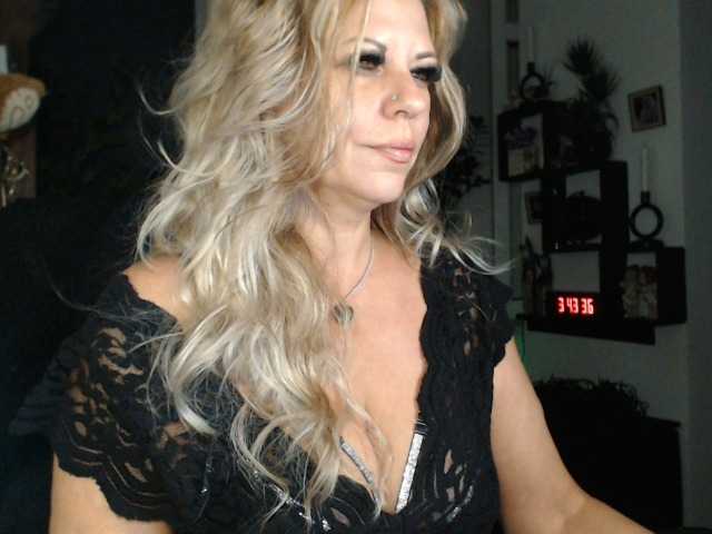 LadyVelvet online show from August 8, 9:59 pm