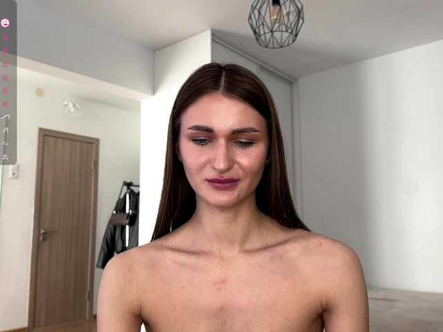 LauraMondella online show from August 3, 2:35 pm