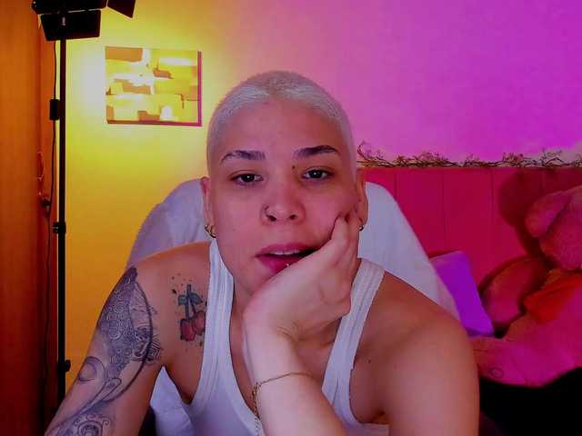 LauraR online show from April 7, 12:54 pm