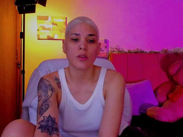 LauraR online show from April 7, 2:00 pm
