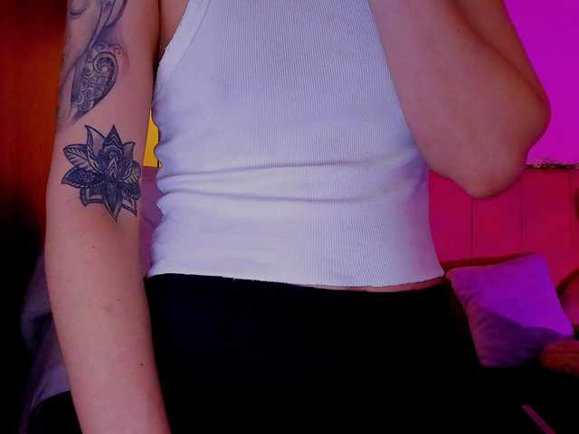 LauraR online show from April 7, 9:02 pm