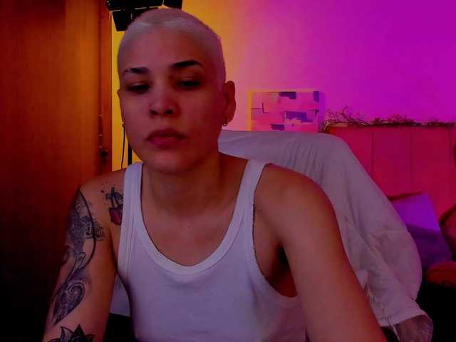 LauraR online show from April 7, 10:08 pm