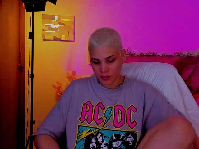 LauraR online show from April 8, 1:37 am