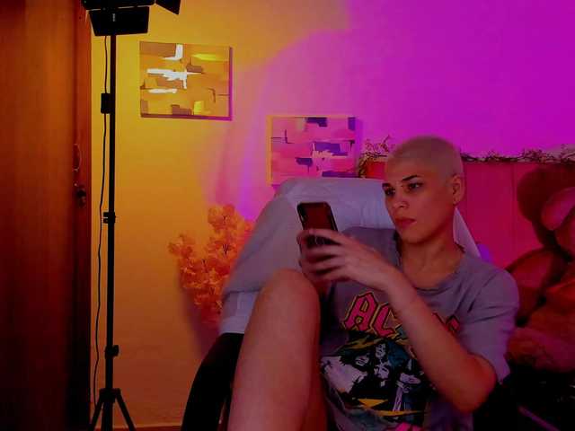 LauraR online show from April 8, 2:43 am