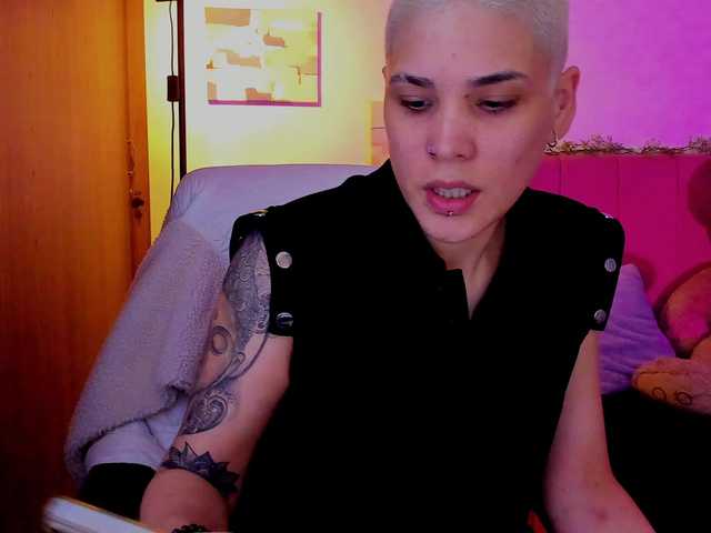 LauraR online show from April 9, 2:08 am