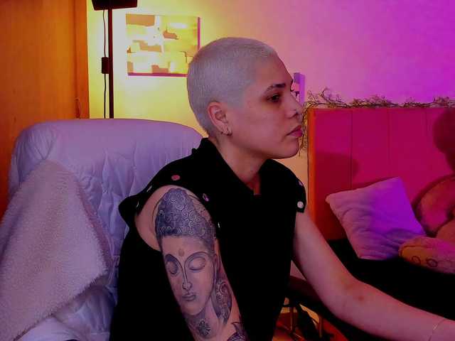 LauraR online show from April 9, 3:14 am