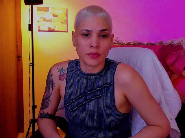 LauraR online show from April 9, 5:59 am