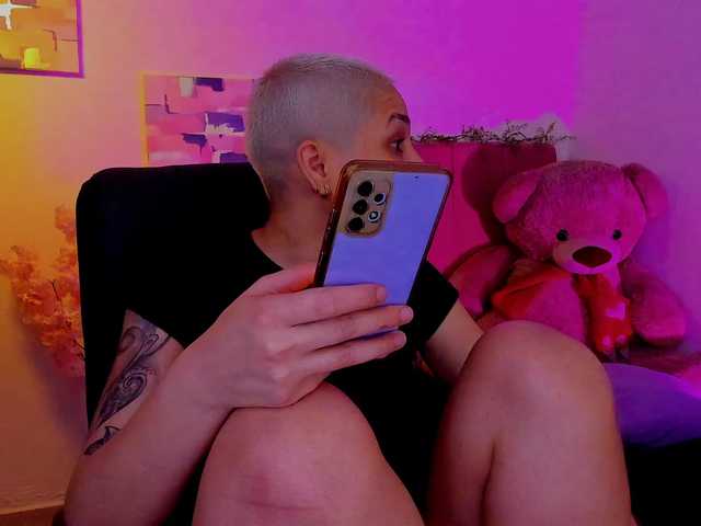 LauraR online show from April 10, 3:11 am