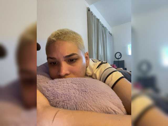 LauraR online show from April 11, 11:27 pm