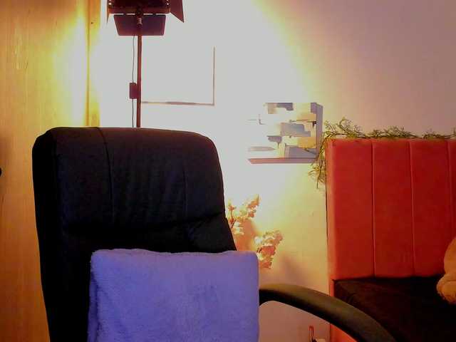 LauraR online show from April 15, 5:03 am