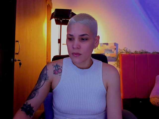 LauraR online show from April 15, 6:59 pm