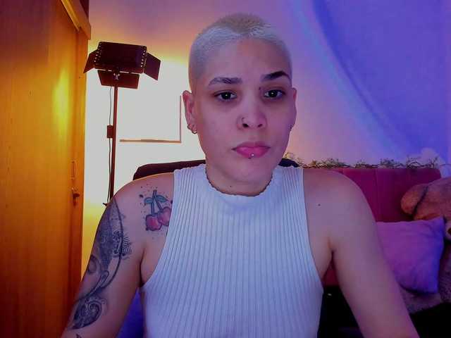 LauraR online show from April 15, 10:28 pm