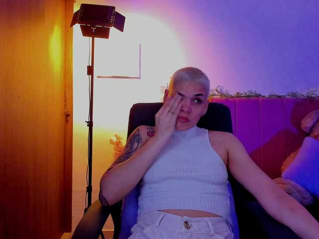 LauraR online show from April 16, 2:30 am