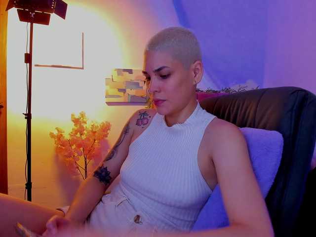 LauraR online show from April 16, 4:42 am
