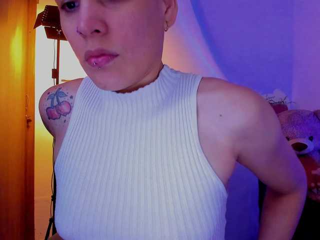 LauraR online show from April 16, 5:48 am