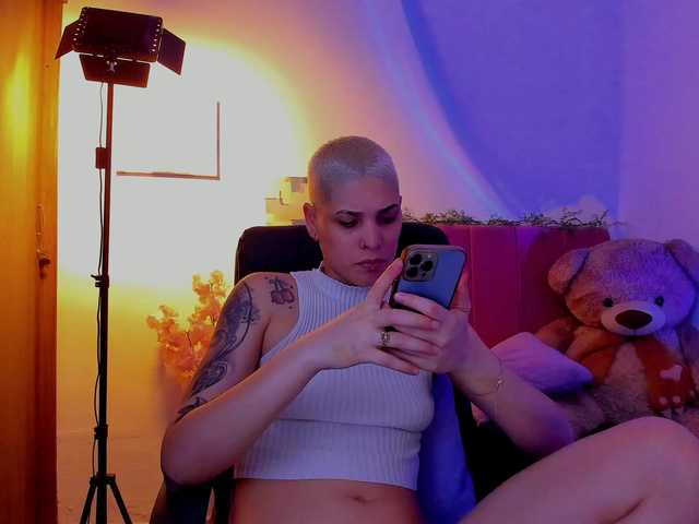 LauraR online show from April 16, 6:54 am