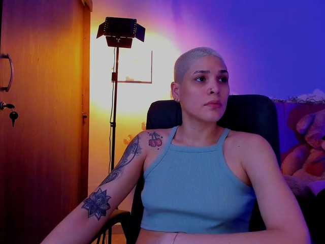 LauraR online show from April 17, 6:17 pm