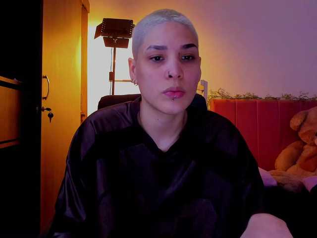 LauraR online show from April 17, 7:23 pm