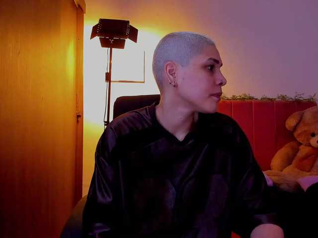 LauraR online show from April 17, 8:29 pm