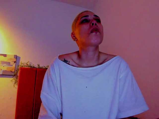 LauraR online show from April 20, 4:29 pm