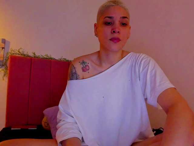 LauraR online show from April 20, 6:02 pm