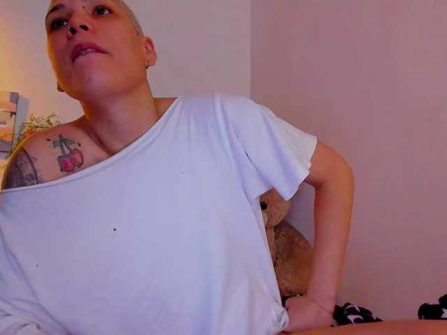LauraR online show from April 20, 7:08 pm