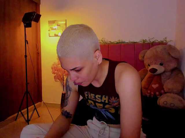 LauraR online show from April 21, 1:22 am