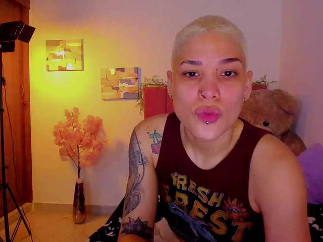 LauraR online show from April 22, 5:32 am