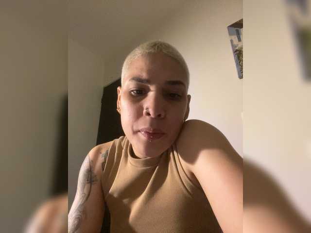 LauraR online show from April 25, 1:44 am
