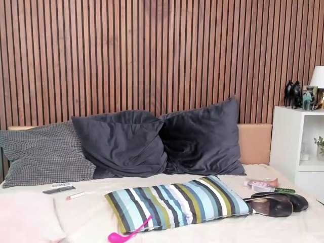 LexyLuv online show from August 12, 8:49 am