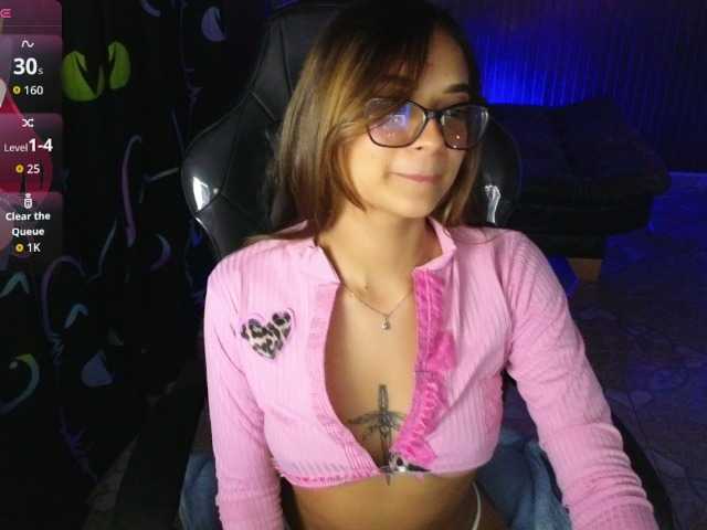 lia varel online show from July 23, 11:51 pm