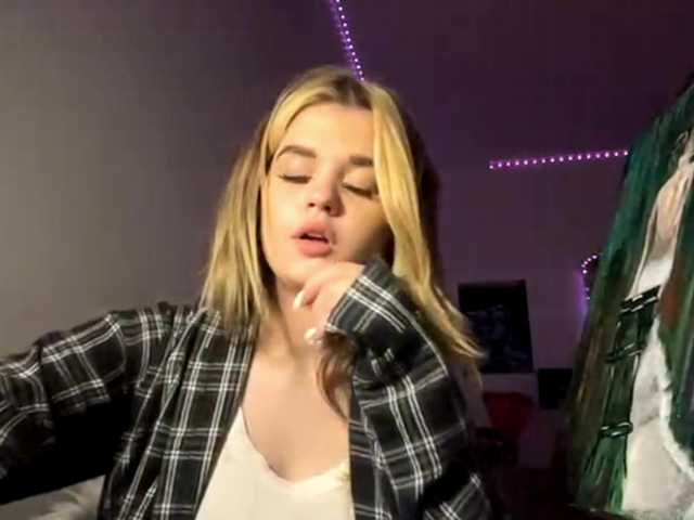LilianFonner online show from August 12, 10:23 pm