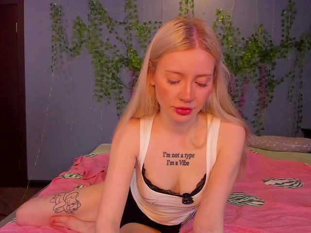 LillieBerry online show from August 5, 4:54 am
