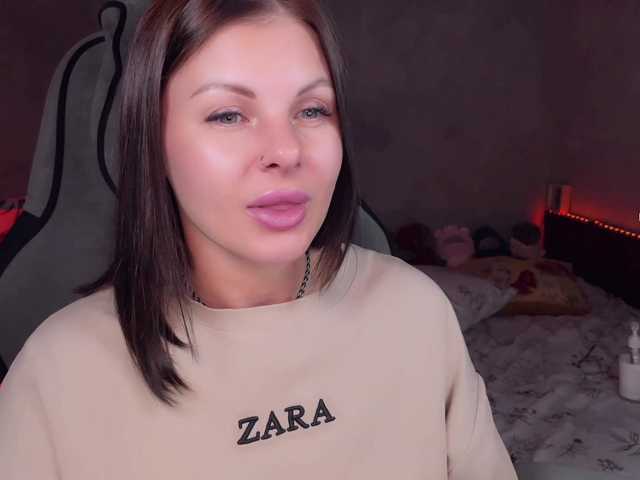 Lilu Dallass online show from July 25, 1:31 am