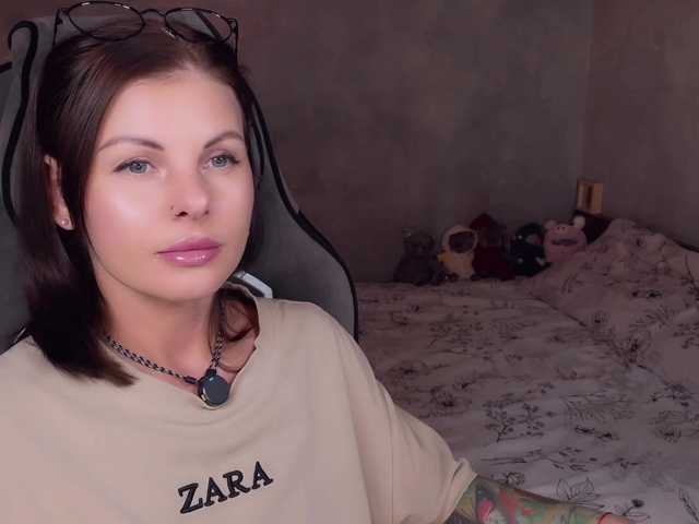Lilu Dallass online show from July 31, 10:10 am