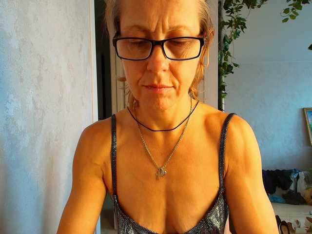 LioraWeiss online show from August 5, 10:35 am