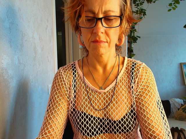 LioraWeiss online show from August 6, 8:35 am