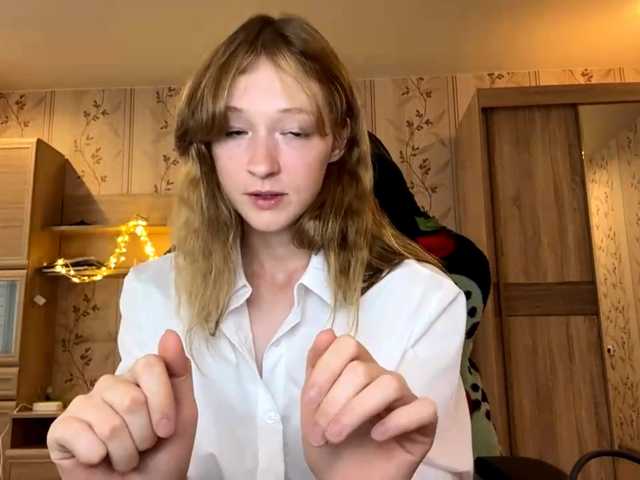 LisaSchroyer online show from August 10, 6:37 am
