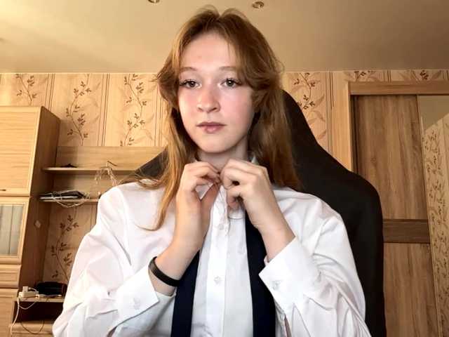 LisaSchroyer online show from August 11, 7:43 am