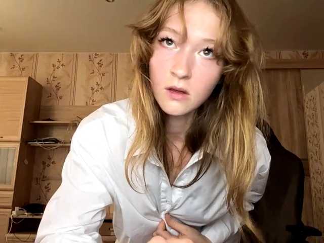 LisaSchroyer online show from August 11, 8:49 am
