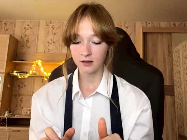 LisaSchroyer online show from August 14, 6:28 am