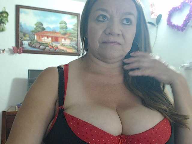 LluviaXDorada online show from July 8, 10:25 pm