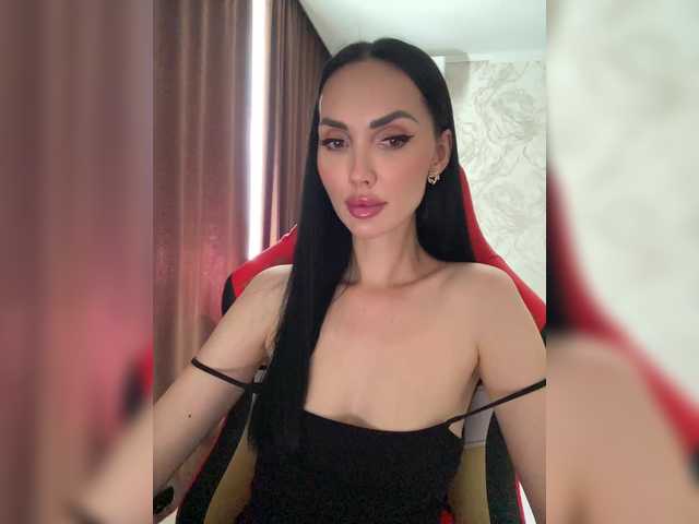 LolaFox online show from August 6, 7:40 am