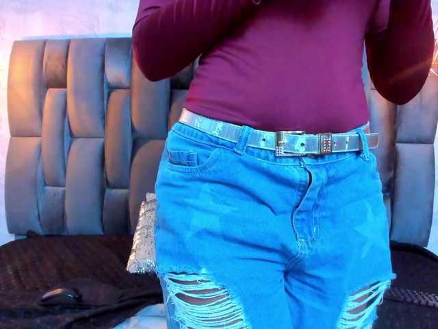 Lorenn-Hill1 online show from August 8, 7:47 pm