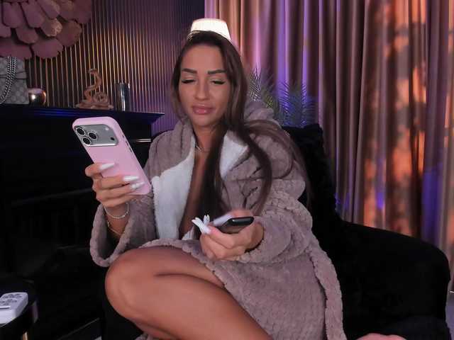 LovingBlondie online show from August 4, 6:10 am
