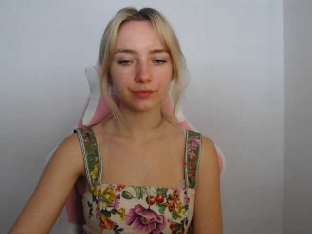 LuciaGlow online show from August 9, 9:32 am